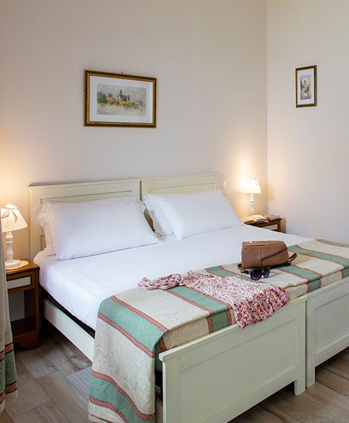 b&b Assisi romm with canopy bed holidays in farmhouse