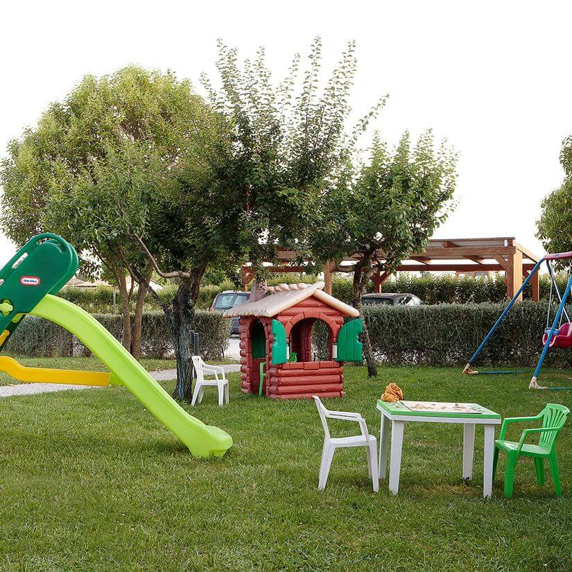 Giochi per bambini in giardino: altalena, scivolo, casetta, biciclette