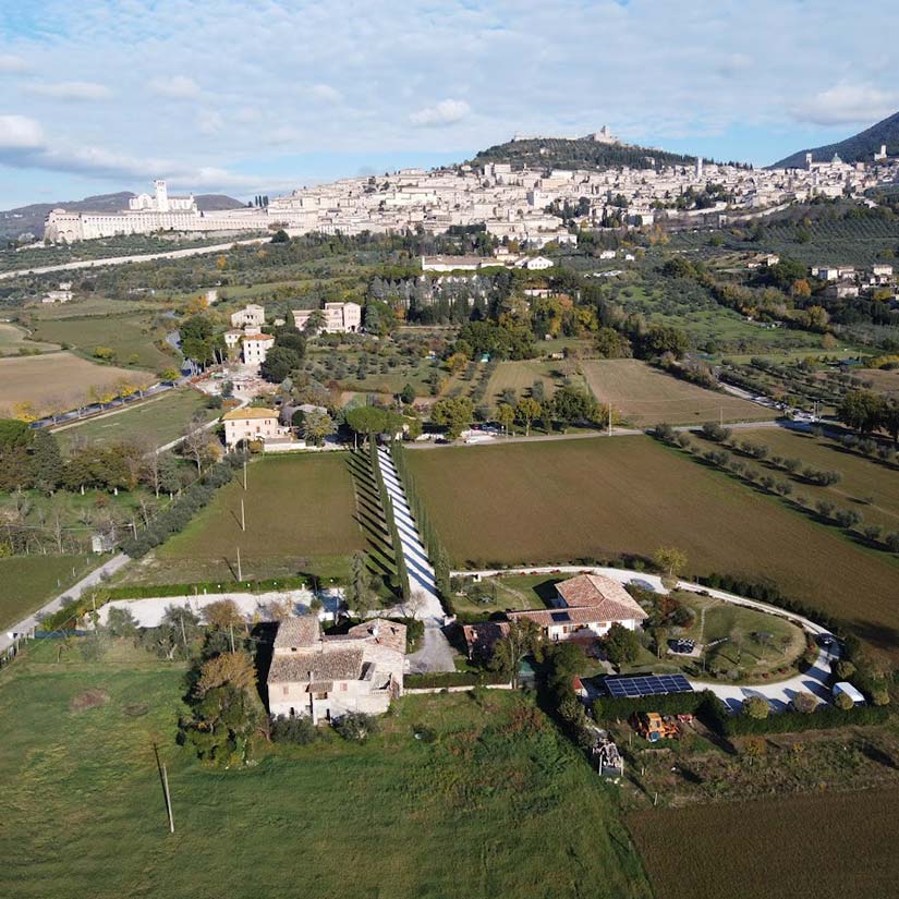 Vista dal drone di Assisi e all'Antica Mattonata in Umbria, basilica di San Francesco