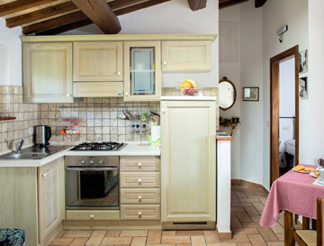 Appartamento in Agriturismo con cucina, living e due camere doppie con bagno. Portico, giardino, barbecue e parcheggio privato