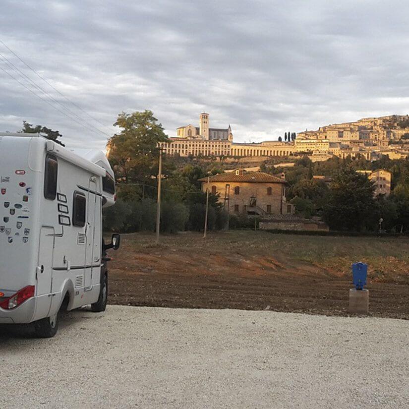 Camper service Assisi. Piazzola di sosta attrezzata per i camper in agriturismo 