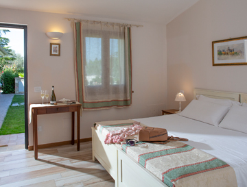 Assisi camere doppie con bagno privato, asciugacapelli, wifi, climatizzatore, TV, giardino 
