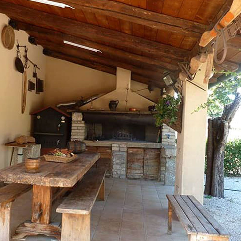 The fireplace barbeque pizza country house farm holidays Assisi All'Antica Mattonata rooms and apartments