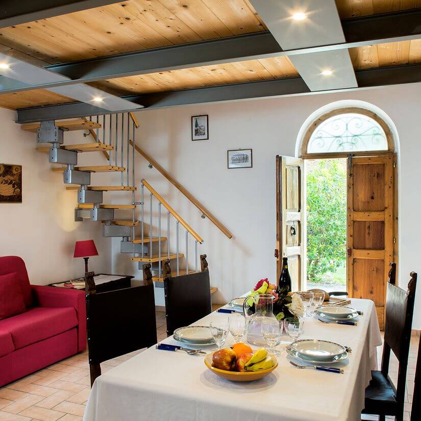 Country House in Assisi with large and luminous apartments, Family friendly